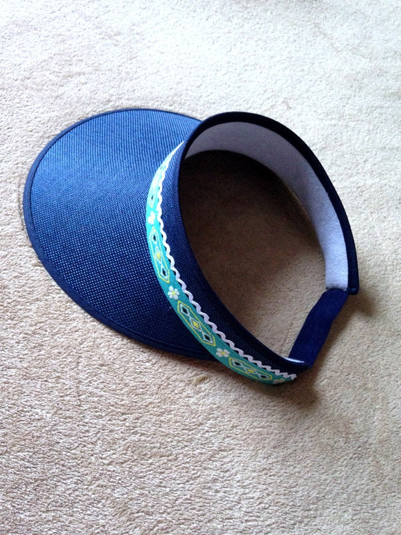 ブルーのチロリアンレースとお花☆Wレース使い ネイビー サンバイザー 帽子 2枚目の画像