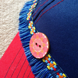 男女兼用■チロリアン刺繍フリンジとエスニックウッドボタンの ネイビー/レッド キャップ 帽子 2枚目の画像
