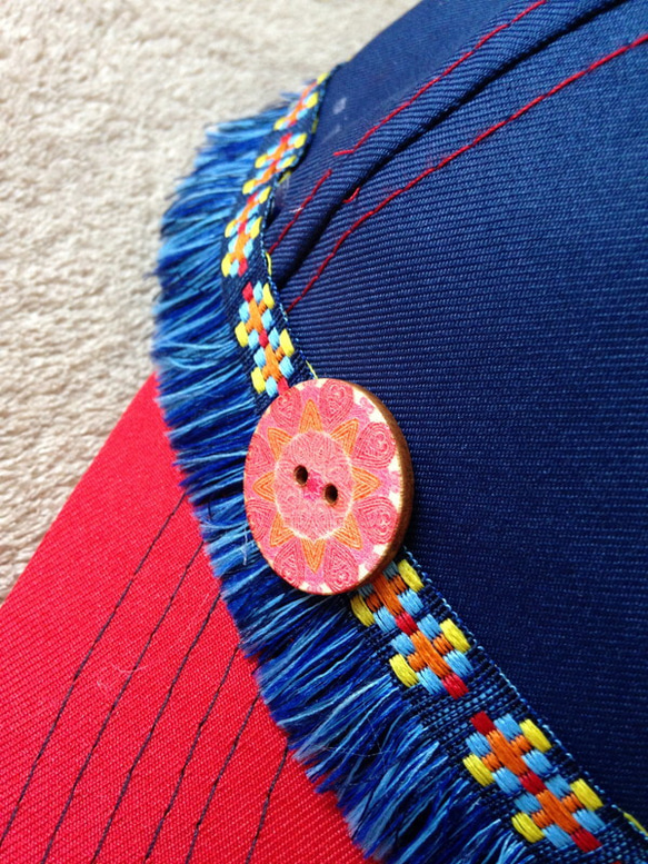 男女兼用■チロリアン刺繍フリンジとエスニックウッドボタンの ネイビー/レッド キャップ 帽子 2枚目の画像