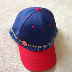 男女兼用■チロリアン刺繍フリンジとエスニックウッドボタンの ネイビー/レッド キャップ 帽子 4枚目の画像