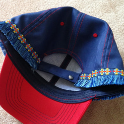 男女兼用■チロリアン刺繍フリンジとエスニックウッドボタンの ネイビー/レッド キャップ 帽子 5枚目の画像