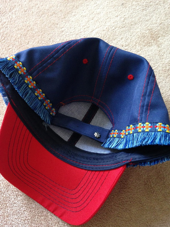 男女兼用■チロリアン刺繍フリンジとエスニックウッドボタンの ネイビー/レッド キャップ 帽子 5枚目の画像