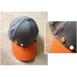男女兼用■動くマルチビーズとゴールドチェーンの グレー＆オレンジ ベースボール キャップ 帽子 1枚目の画像
