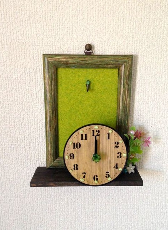 2wayで使える♪壁掛け＆置き時計◆小物置き付き バック人工芝◆キーフックにも♪スワロフスキー付き 2枚目の画像