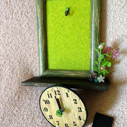 2wayで使える♪壁掛け＆置き時計◆小物置き付き バック人工芝◆キーフックにも♪スワロフスキー付き 6枚目の画像