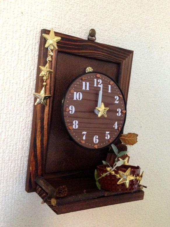 小さなカゴの小物入れ付き◆2wayで使える壁掛け＆置き時計◆バッグフェイクレザー 3枚目の画像