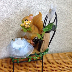 花束を持ったリスちゃんとLEDキャンドルライトの置物 5枚目の画像