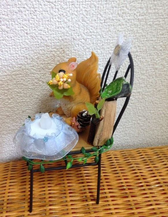 花束を持ったリスちゃんとLEDキャンドルライトの置物 5枚目の画像