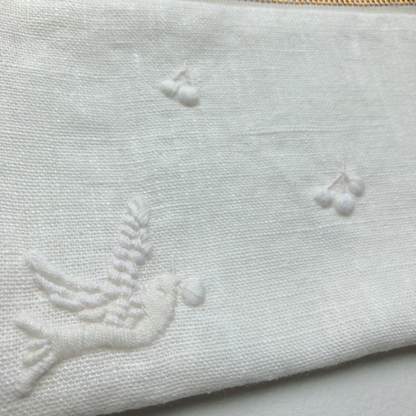 ホワイト刺繍刺繍リネンポーチ【bird】 3枚目の画像