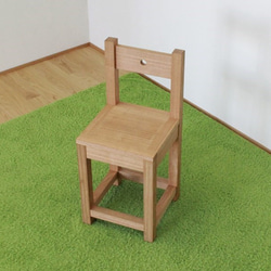 材料に良い木を使用した場所を取らないこだわりの可愛いくカッコいい机＆椅子セット 8枚目の画像