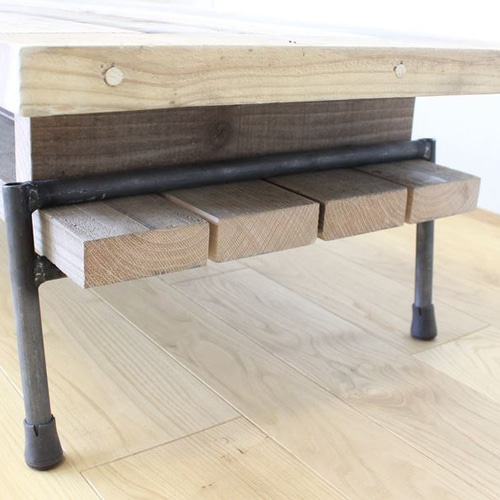 棚付き】天然杉の足場板とアイアンパイプの脚で作った山小屋風