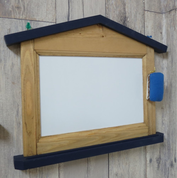 紺色の屋根のおうち型ホワイトボード　アーチブルー（つや消しの紺）×ウォールナット 2枚目の画像