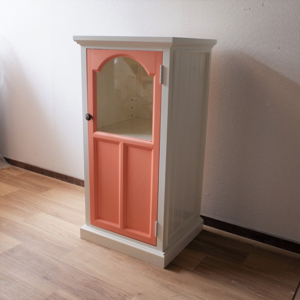 【２週間程度で発送可】アーチトップのキャビネット　オレンジ×ミルキーホワイト塗装 　★取っ手が選べる★