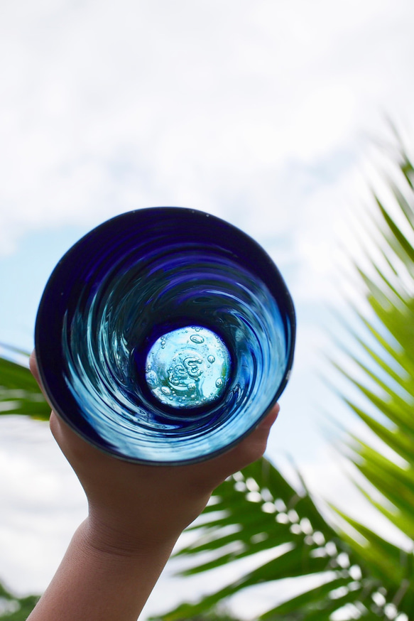 【※現在、受注発注のみ受付中※】青の洞窟・モール大・底穴《琉球ガラス・グラス・具志堅ブラック》 3枚目の画像