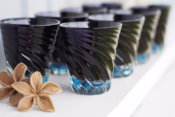 【※現在、受注発注のみ受付中※】青の洞窟・モール大・底穴《琉球ガラス・グラス・具志堅ブラック》 4枚目の画像