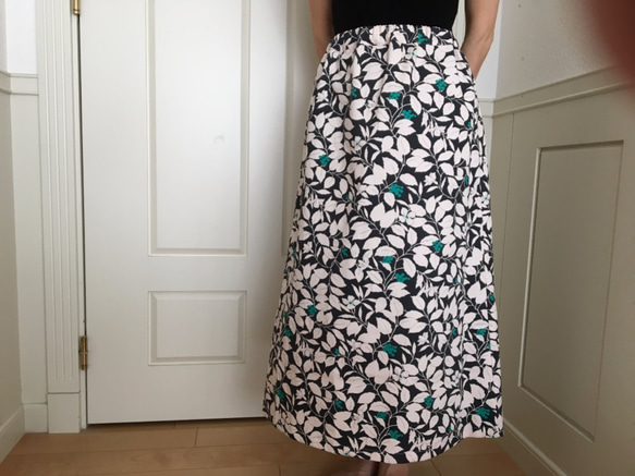 【セール】【Mサイズ】グリーン実ロングタイトスカート（お揃い柄シュシュ付き） 1枚目の画像