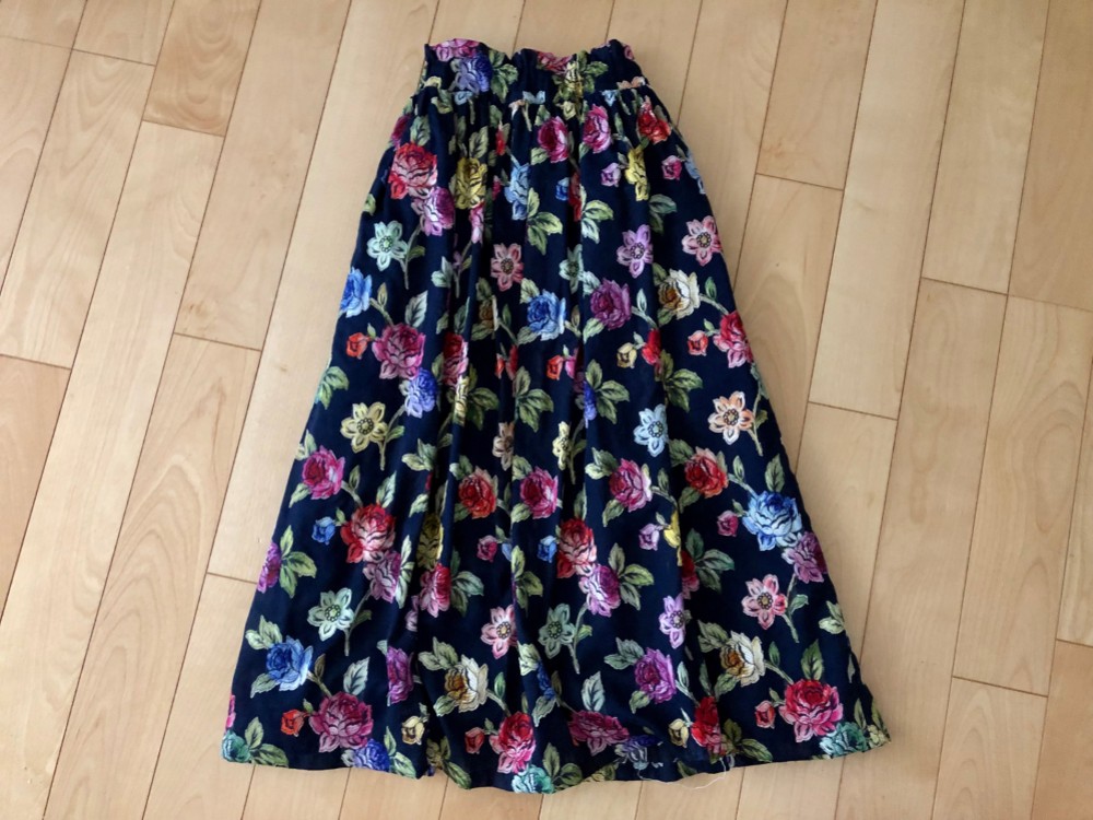マルチカラー花柄スカート（黒地）