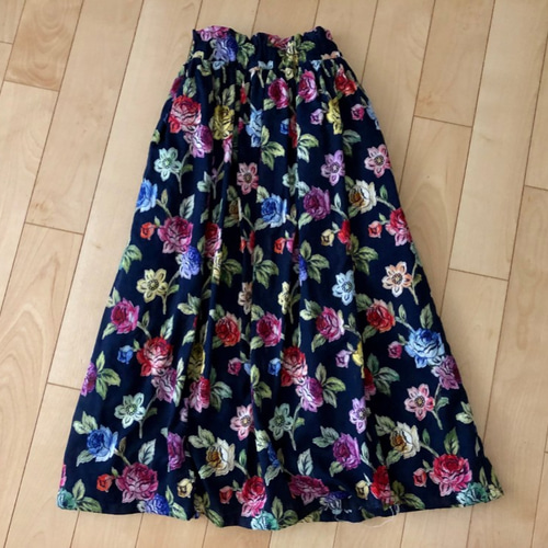 マルチカラー花柄スカート（黒地） ロングスカート（マキシ丈） Purple