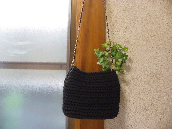 ヘリンボーン柄が可愛い手編みのショルダーバッグ♪　　編みバッグ　コットン　　内布付き 1枚目の画像