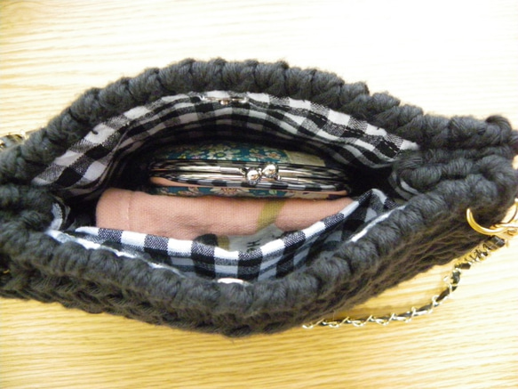 ヘリンボーン柄が可愛い手編みのショルダーバッグ♪　　編みバッグ　コットン　　内布付き 5枚目の画像