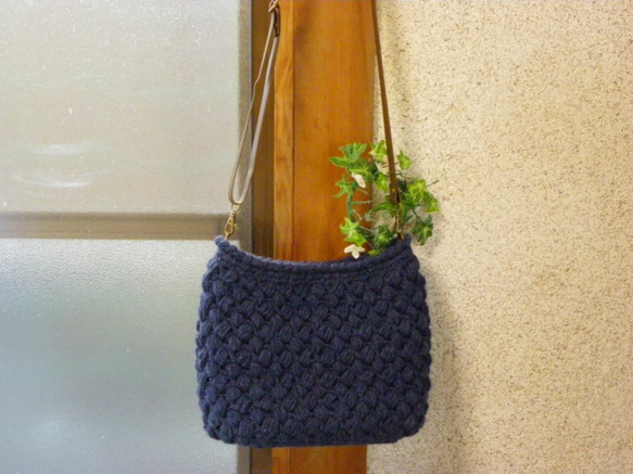 玉編みが可愛いショルダーバッグ♡　手編み　編みバッグ　ネイビー 2枚目の画像