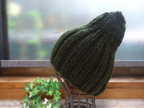 ゴム編みのニット帽子　　深緑　リブ編み 3枚目の画像