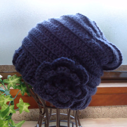 お花付きが可愛いニット帽♡　ネイビー　手編み　毛糸 1枚目の画像