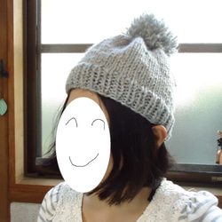 手編みのニット帽子♡　ポンポン付き　ネップ入り 4枚目の画像