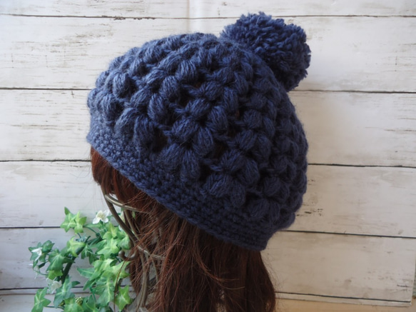 玉編みが可愛いポンポン付きニット帽子　ネイビー 1枚目の画像