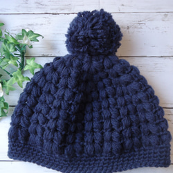 玉編みが可愛いポンポン付きニット帽子　ネイビー 2枚目の画像