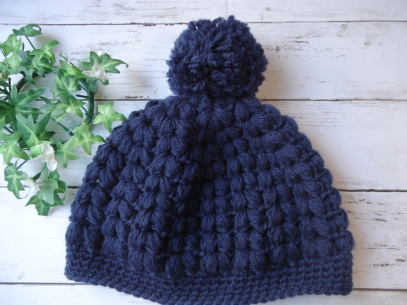 玉編みが可愛いポンポン付きニット帽子　ネイビー 2枚目の画像