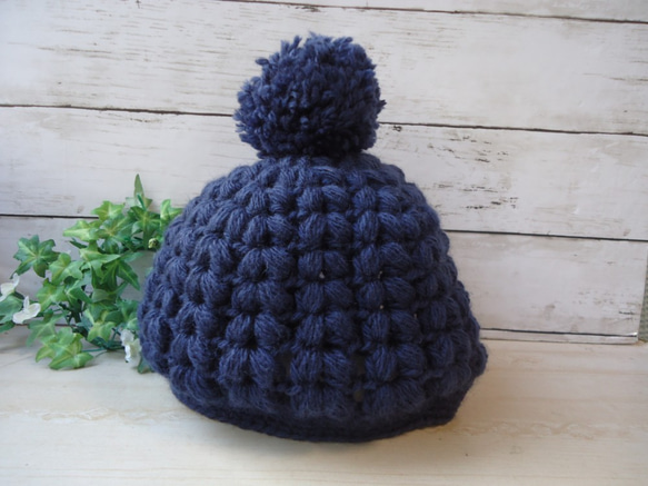 玉編みが可愛いポンポン付きニット帽子　ネイビー 3枚目の画像