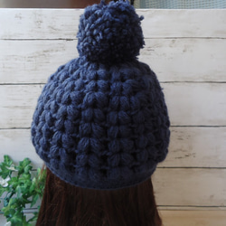 玉編みが可愛いポンポン付きニット帽子　ネイビー 4枚目の画像