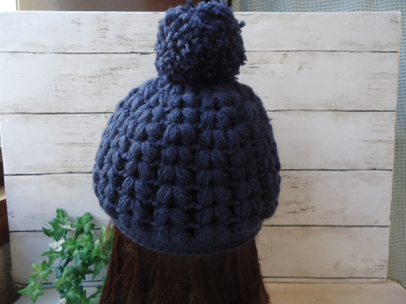 玉編みが可愛いポンポン付きニット帽子　ネイビー 4枚目の画像