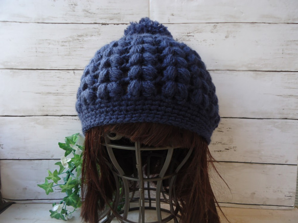 玉編みが可愛いポンポン付きニット帽子　ネイビー 5枚目の画像