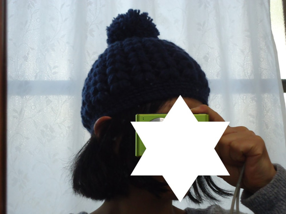 玉編みが可愛いポンポン付きニット帽子　ネイビー 6枚目の画像
