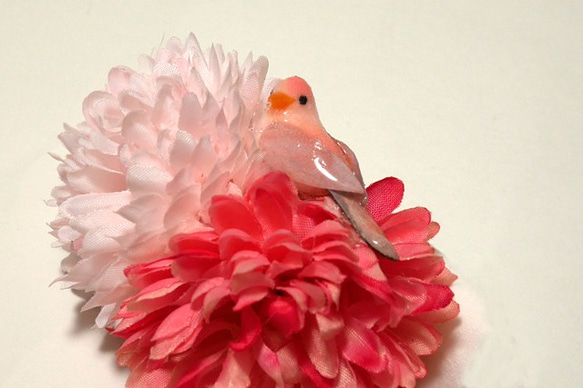 小鳥の棲むピンク×ピンクぼんぼんフラワーのコサージュ 2枚目の画像