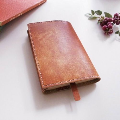 手縫いの革のブックカバー（ヴァイオリンタイプ） 手縫いの革のブックカバー（ヴァイオリンタイプ） 手染め手縫い革の