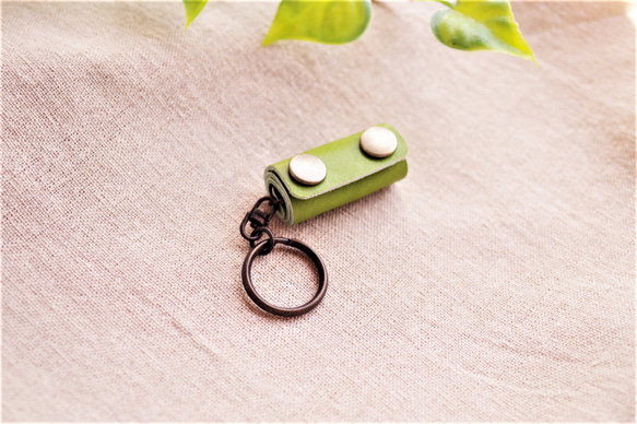 自転車鍵用などに… 小っちゃなレザー キーホルダー 牛革 抹茶きみどり