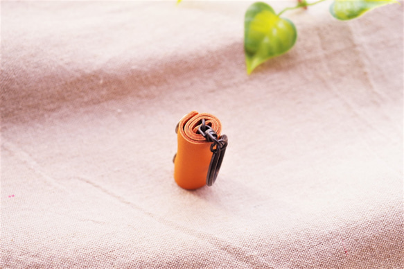 自転車鍵用などに…　小っちゃなレザー キーホルダー　牛革　濃キャメルオレンジ　タイプⅢ 4枚目の画像