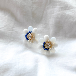 Emma pierce/earrings white blue 1枚目の画像