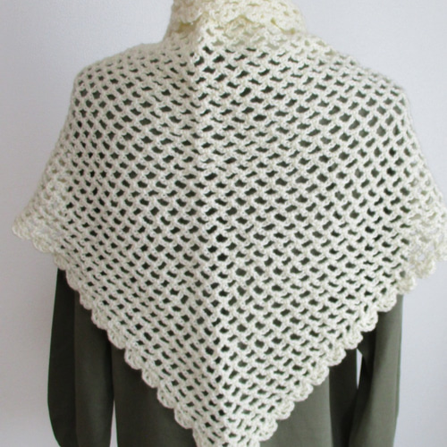 ハンドメイド　三角ショール　ニット　ショール　アイボリー　白色　大判ショール ネット編みの三角ショール （アイボリー） ストール いちご 通販