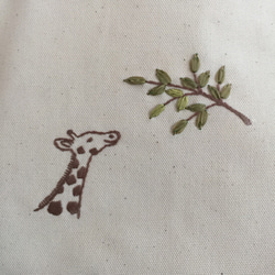 リボン刺繍のA4ぺたんこバッグ キリン 3枚目の画像