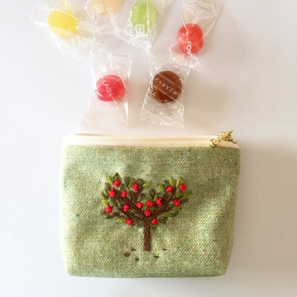 ゆきちゃん様☆コヤンイサムチョン☆大きめころりんポーチ　リボン刺繍キルト　リボン ゆきちゃん様☆コヤンイサムチョン☆大きめころりんポーチ