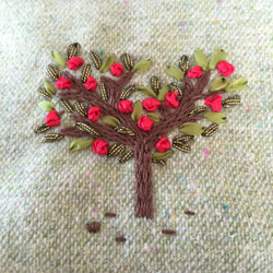 リボン刺繍の飴ちゃんポーチ リンゴの木 2枚目の画像