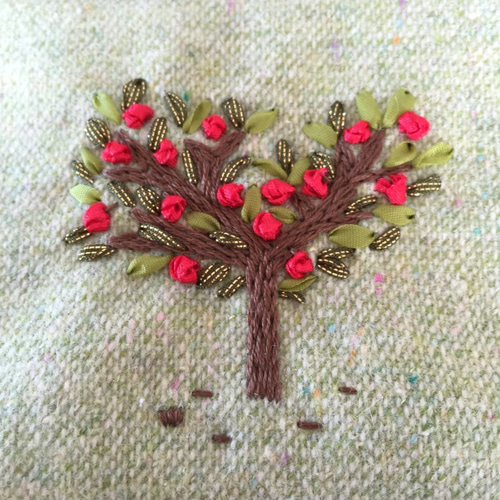 ゆきちゃん様☆コヤンイサムチョン☆大きめころりんポーチ　リボン刺繍キルト　リボン ゆきちゃん様☆コヤンイサムチョン☆大きめころりんポーチ