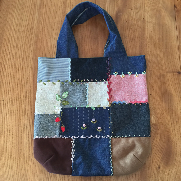 パッチワークにリボン刺繍☆A4タテトートバッグ 2枚目の画像