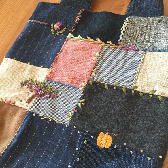 パッチワークにリボン刺繍☆A4タテトートバッグ 3枚目の画像