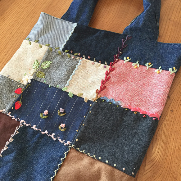 パッチワークにリボン刺繍☆A4タテトートバッグ 4枚目の画像