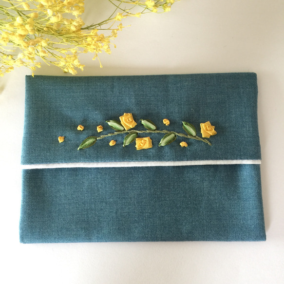 リボン刺繍のポケットティッシュケース 青×黄花 2枚目の画像